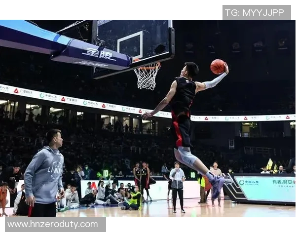 法国足球明星挑战篮球场展现扣篮技巧引发热议